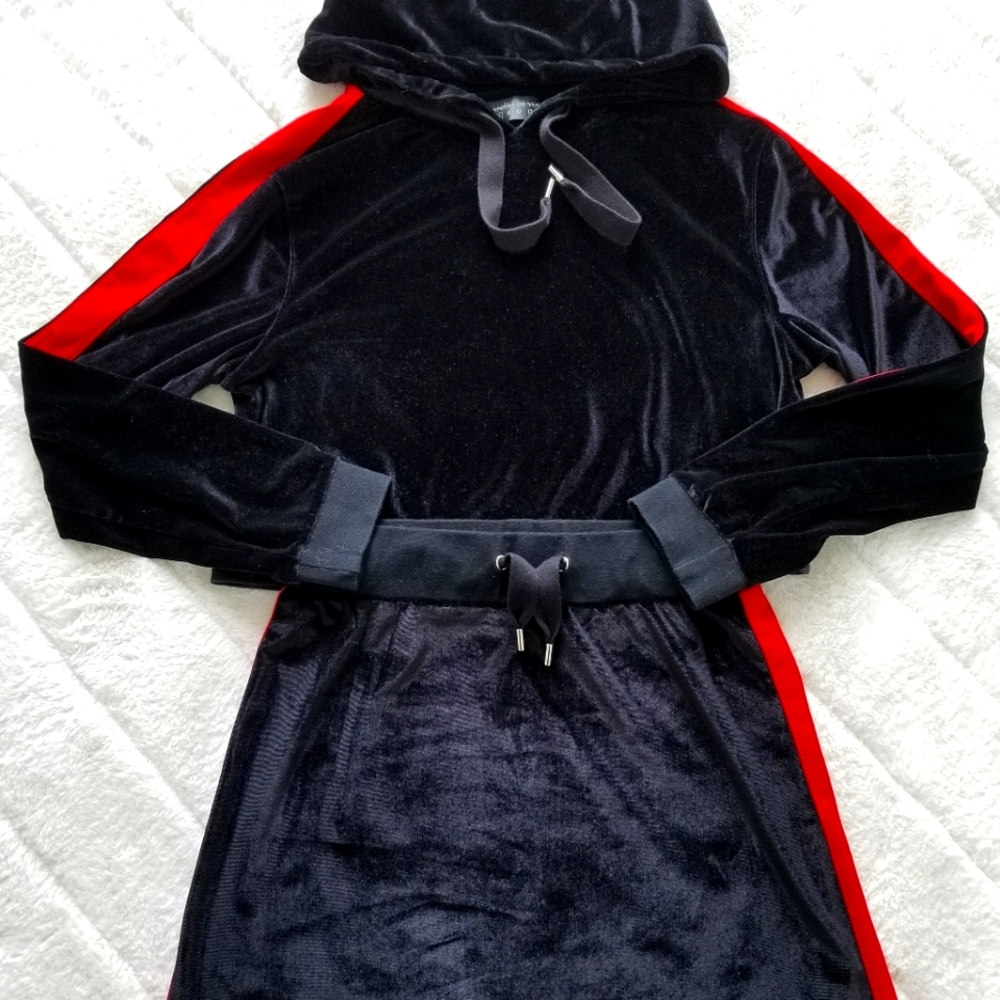 Manière de Voir - Contrast Stripe Velvet Cropped Hoodie -Black/red